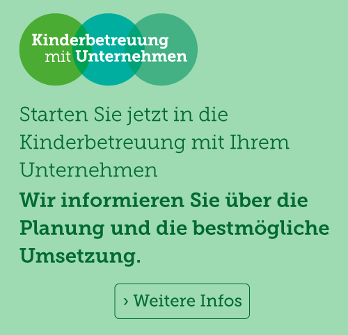 Gr&uuml;ne Kachel mit Text: Starten Sie jetzt in die Kinderbetreuung mit Ihrem Unternehmen. Dar&uuml;ber ein Logo aus drei sich &uuml;berlappenden Kreisen in verschiedenen Gr&uuml;nt&ouml;nen, darauf Text: Kinderbetreuung in Unternehmen. Darunter ein Button mit Text: Weitere Infos.