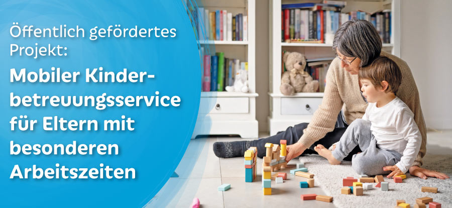 Foto: Erwachsene Person und Kind spielen mit Baukl&ouml;tzen, daneben Text: &Ouml;ffentlich gef&ouml;rdertes Projekt: Mobiler Kinderbetreuungsservice f&uuml;r Eltern mit besonderen Arbeitszeiten.
